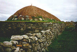 Ein Black House ist eine typisch schottische Bauernkate mit dicken Steinwänden, einem Reetdach und einem Torffeuer im Inneren. Dieses Haus wurde vor wenigen Jahren noch bewohnt. Heute kassiert die ehemalige Bewohnerin das Eintrittsgeld von den Touristen