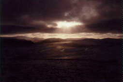Dunkele Wolken hängen bedrohlich über den Grampian Mountains